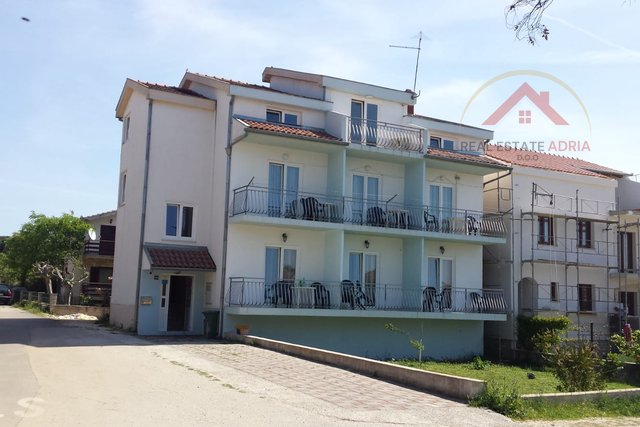 Prodaje se hostel, kuća sa 18 soba i 18 kupaona, Biograd na Moru, Dalmacija, Hrvatska