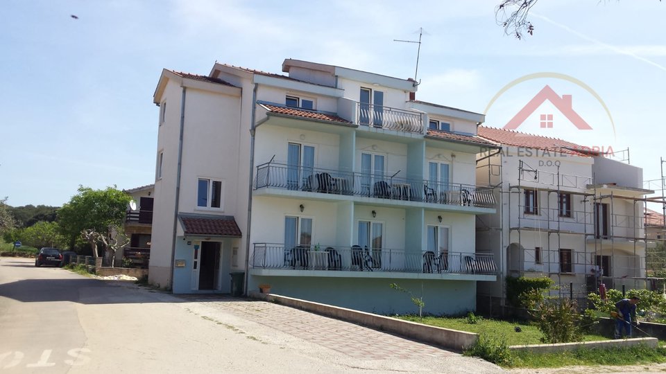 Prodaje se hostel, kuća sa 18 soba i 18 kupaona, Biograd na Moru, Dalmacija, Hrvatska