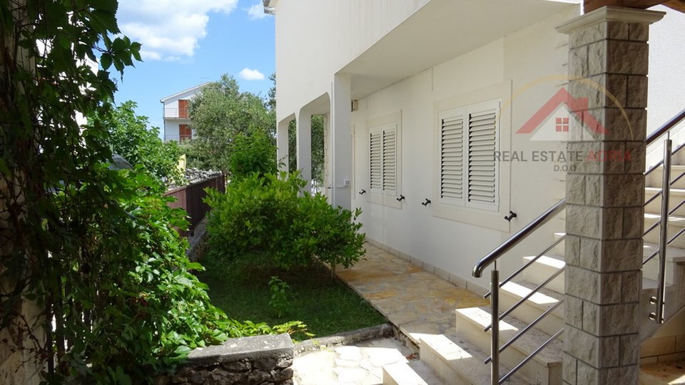 Zum Verkauf steht eine Villa mit Swimmingpool in Ražanj