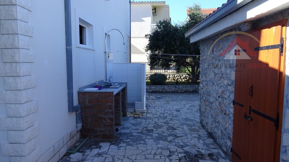 Zum Verkauf steht eine Villa mit Swimmingpool in Ražanj