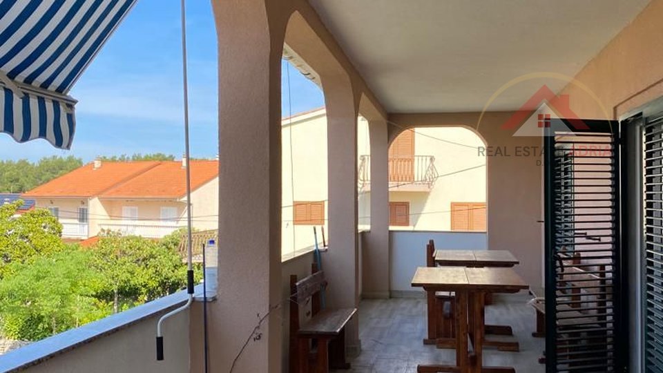 Prodaje se samostojeća kuća u Biogradu na Moru sa 5 apartmana i velikom okućnicom, Zadarska županija, Hrvatska