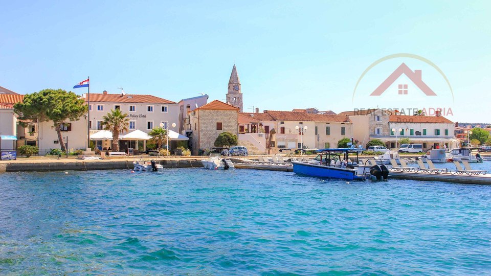 Prodaje se stan sa pogledom na more i krovnom terasom u Turnju, blizu Biograda na Moru, Zadarska županija