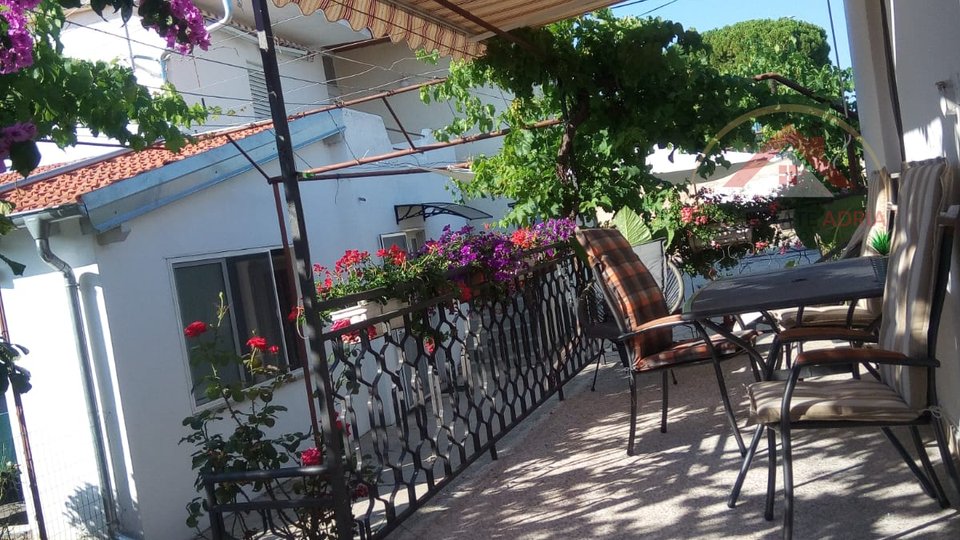 Haus mit 4 Wohnungen zum Verkauf in Sv. Filip i Jakov, ganz in der Nähe des Meeres und des Zentrums, Zadar, Dalmatien, Kroatien