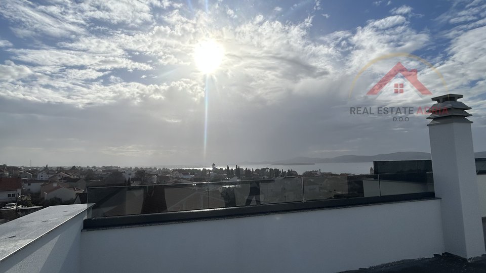 Ein Luxusapartment mit Dachterrasse und Panoramablick auf das Meer steht zum Verkauf in Sv. Filip i Jakov, Gespanschaft Zadar, Kroatien