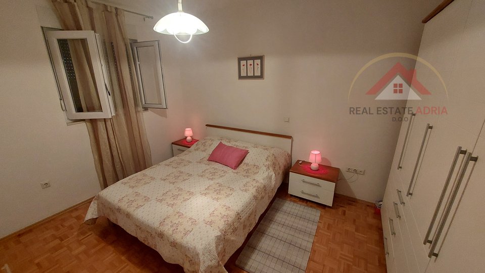 Apartment mit einem Schlafzimmer zum Verkauf in Biograd na Moru mit großem Garten und Parkplatz, Gespanschaft Zadar, Kroatien