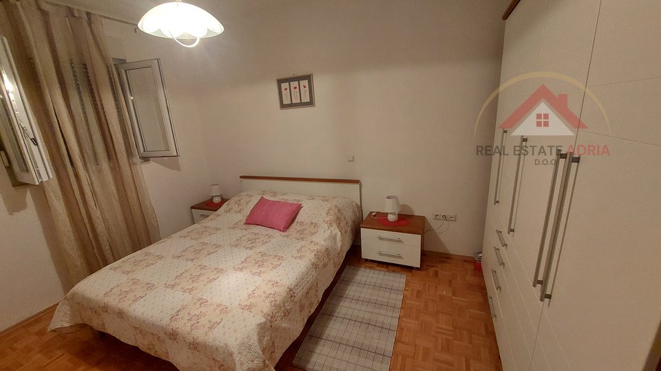 Apartment mit einem Schlafzimmer zum Verkauf in Biograd na Moru mit großem Garten und Parkplatz, Gespanschaft Zadar, Kroatien
