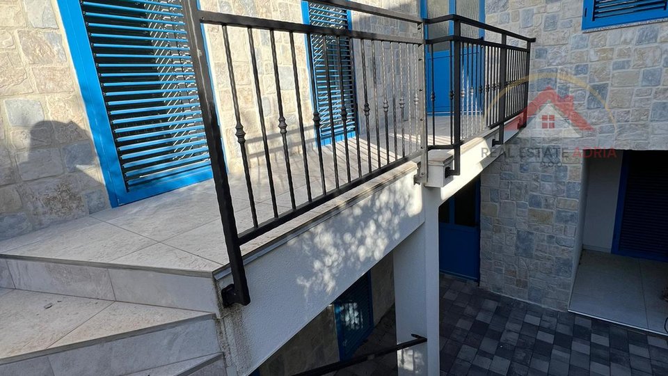 Prodaje se dvosoban stan u prizemlju kamene kuće u centru Biograda na Moru, Dalmacija, Hrvatska