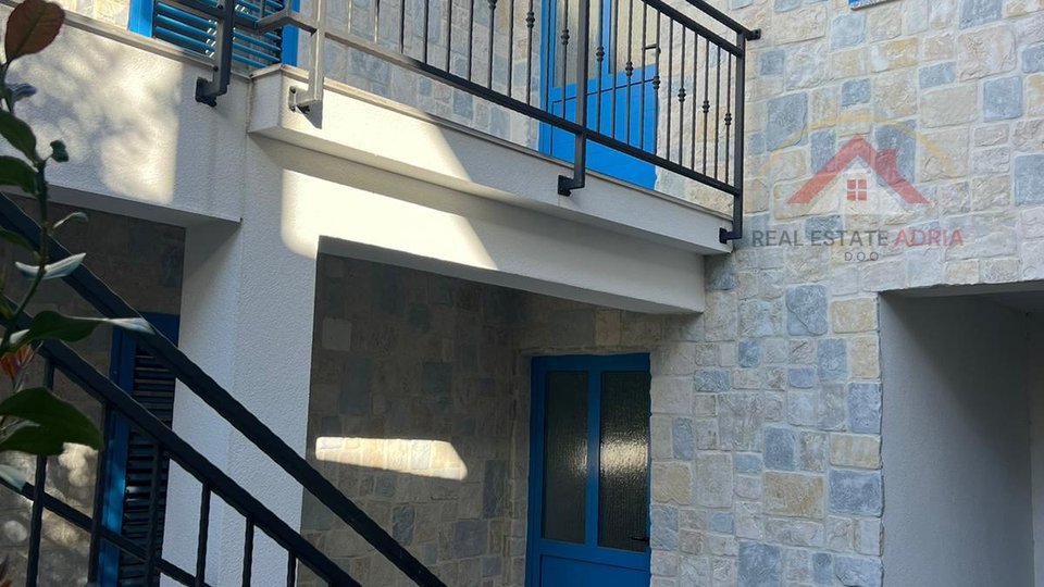 Zweizimmerwohnung zum Verkauf im Erdgeschoss eines Steinhauses im Zentrum von Biograd na Moru, Dalmatien, Kroatien