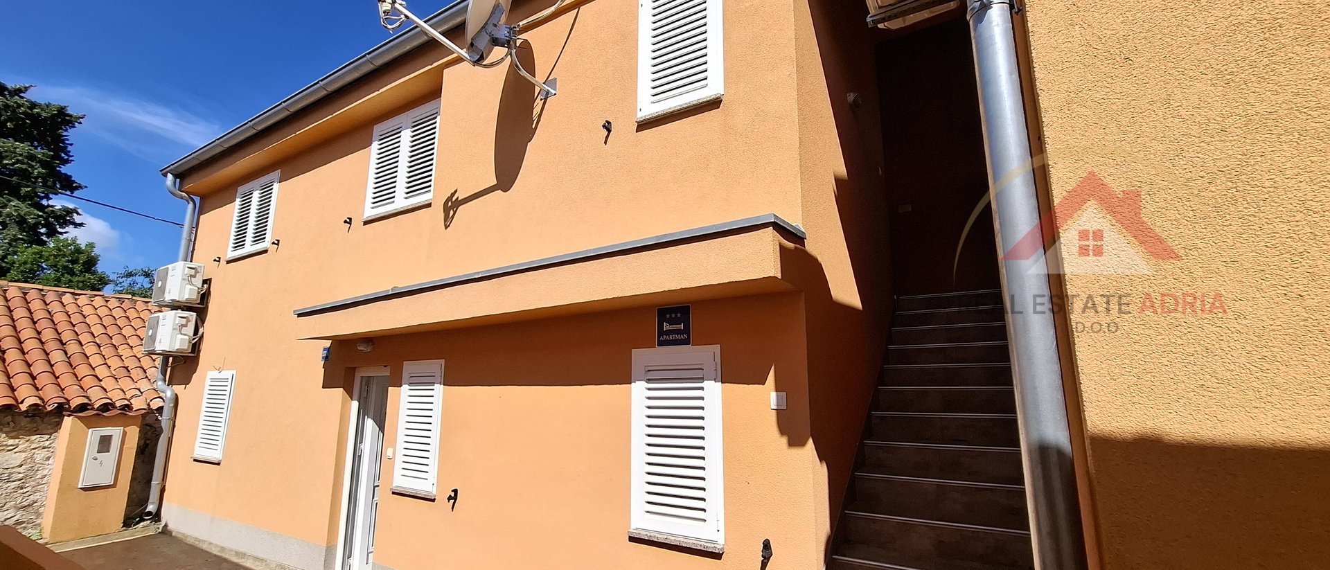 Prodaje se kuća u Biogradu na Moru sa tri opremljena jednosobna stana, Dalmacija, Zadarska županija