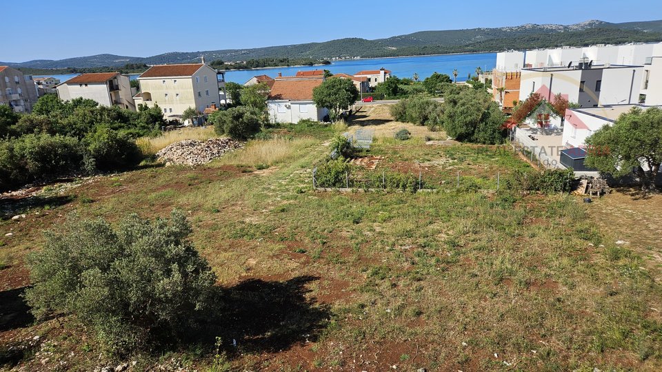 Verkauf eines Baugrundstücks mit dem Projekt einer Villa mit Swimmingpool in Turnje, Gespanschaft Zadar, Kroatien