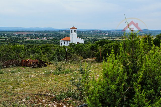 Baugrundstück zum Verkauf in Doni Raštani mit Schwimmbad, Gespanschaft Zadar