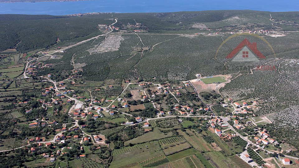 Baugrundstück zum Verkauf in Doni Raštani mit Schwimmbad, Gespanschaft Zadar