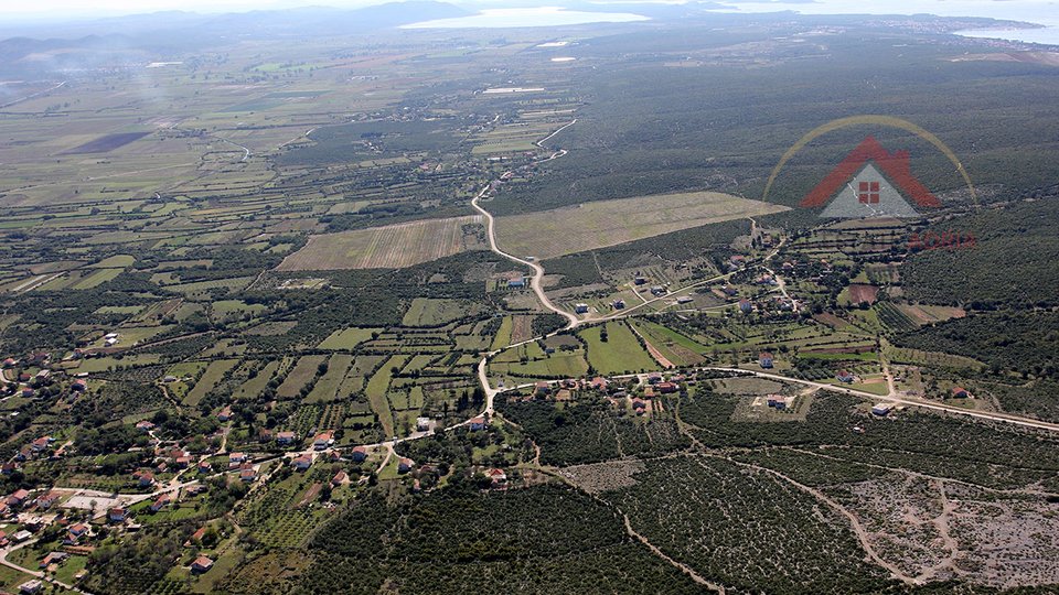 Baugrundstück zum Verkauf in Doni Raštani mit Schwimmbad, Gespanschaft Zadar