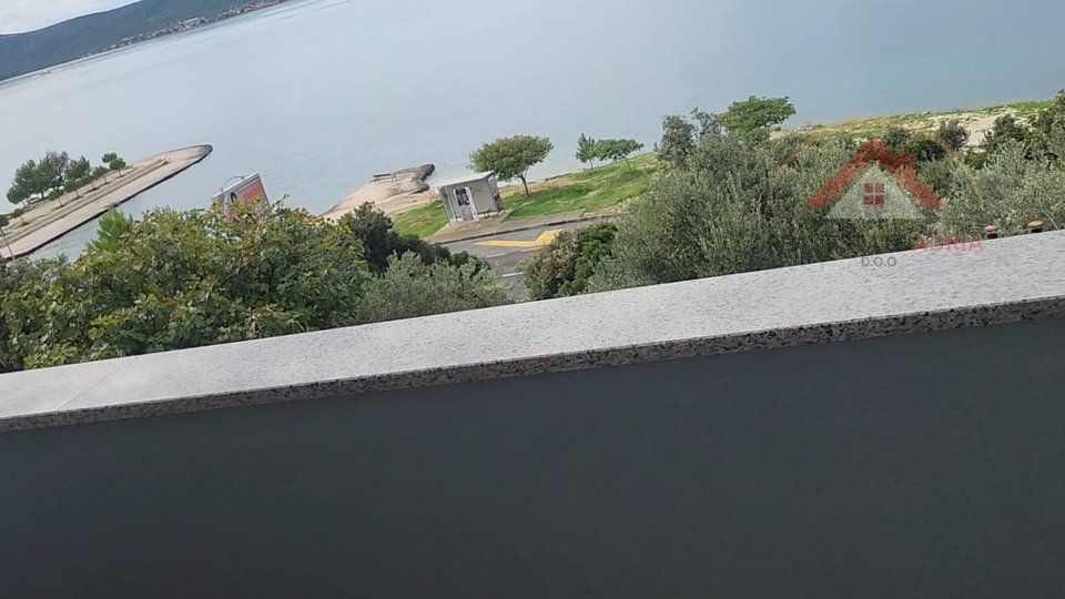 Prodaje se samostojeća kuća prvi red do mora i plaže sa tri stana i pogledom na more,u mjestu Sv. Petar na Moru, Zadarska županija